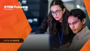 Profesionales analizando datos en laptop sobre data science en salud