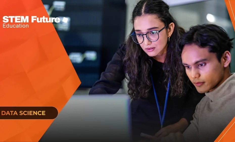 Profesionales analizando datos en laptop sobre data science en salud